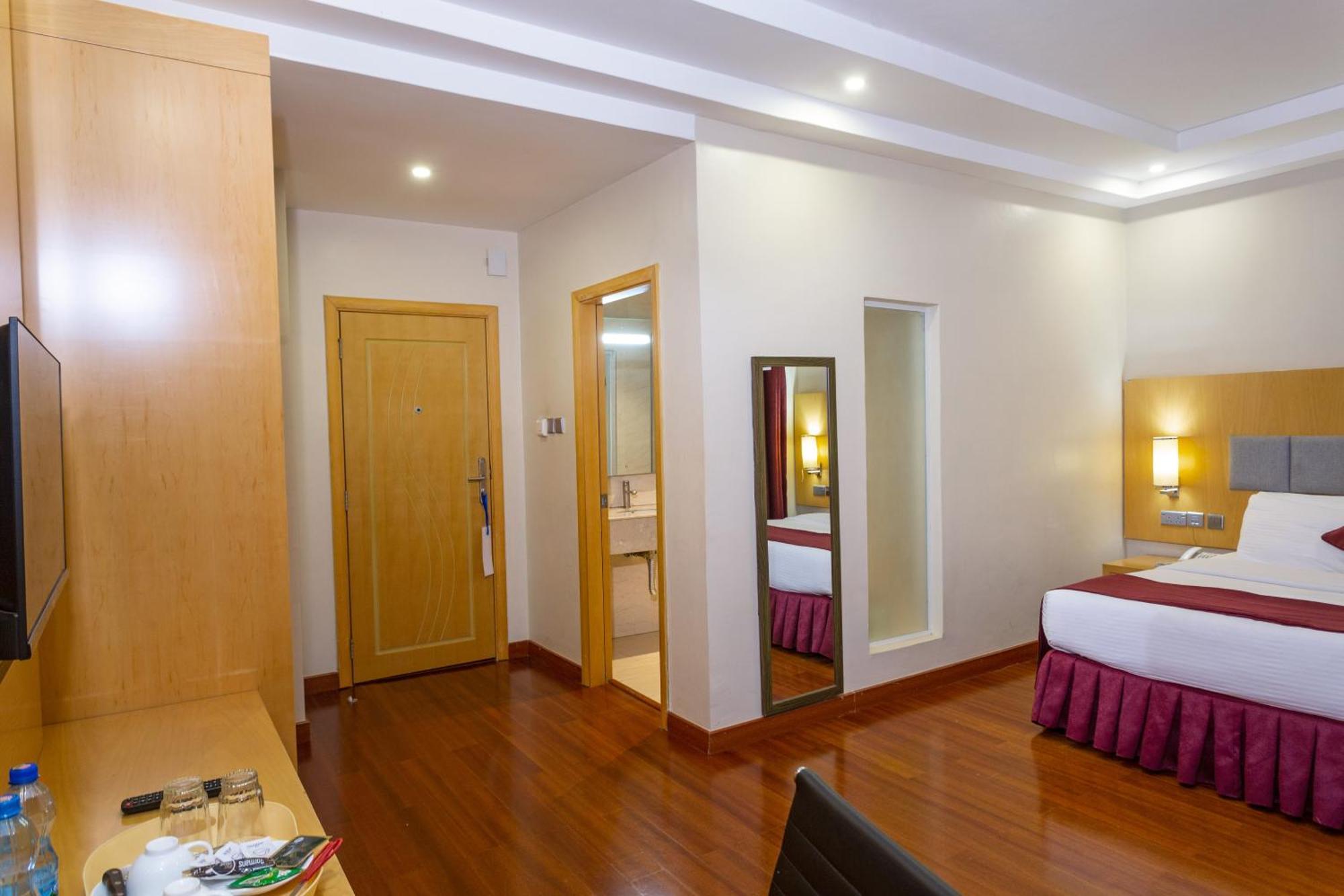 Three Steers Hotel Meru Exterior foto
